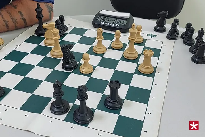 Jogo de esporte a imagem mostra um tabuleiro de xadrez pronto para competir  em um jogo de tabuleiro de perto
