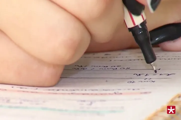 mão escrevendo caderno com caneta