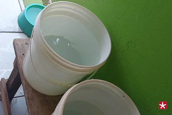 vasilhas com água 