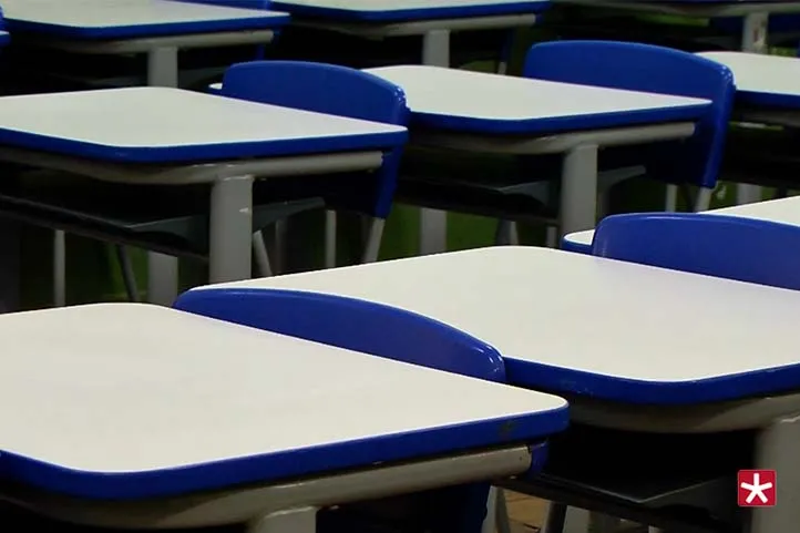 mesas e cadeiras na sala de aula nas cores branco e azul