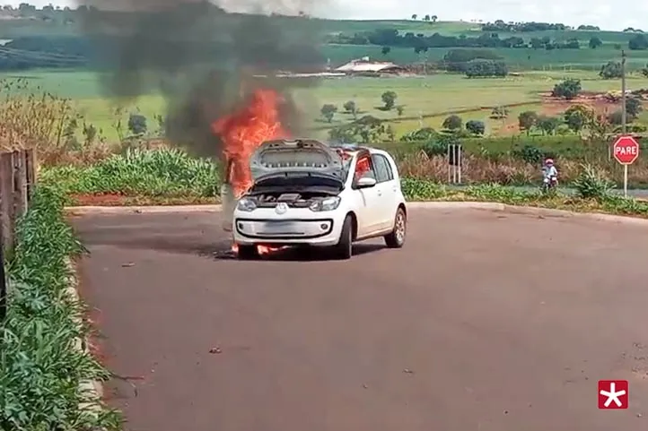 carro em chamas