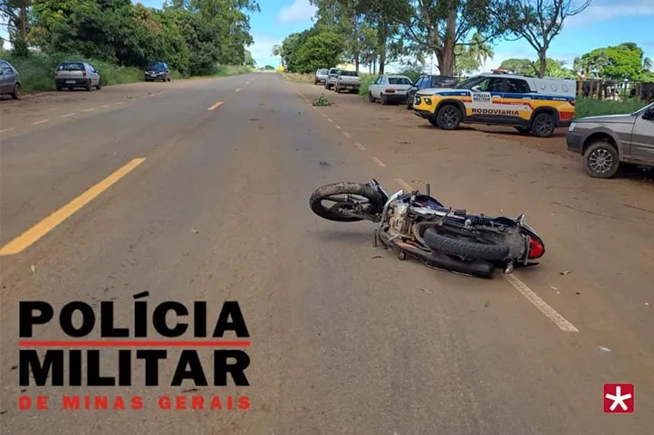 motocicleta tombada em meio a rodovia 