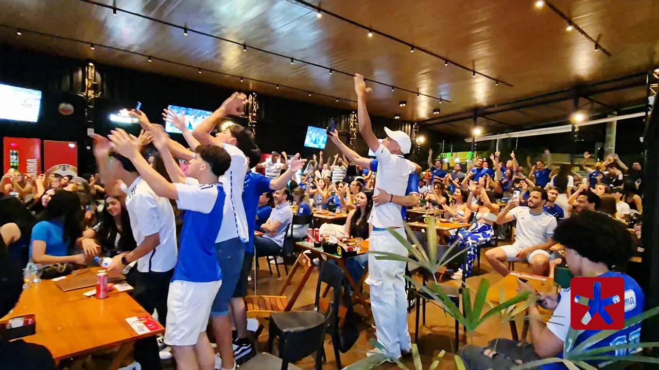 Cruzeirenses de Patos de Minas lotam bares e comemoram classificação na Copa do Brasil
