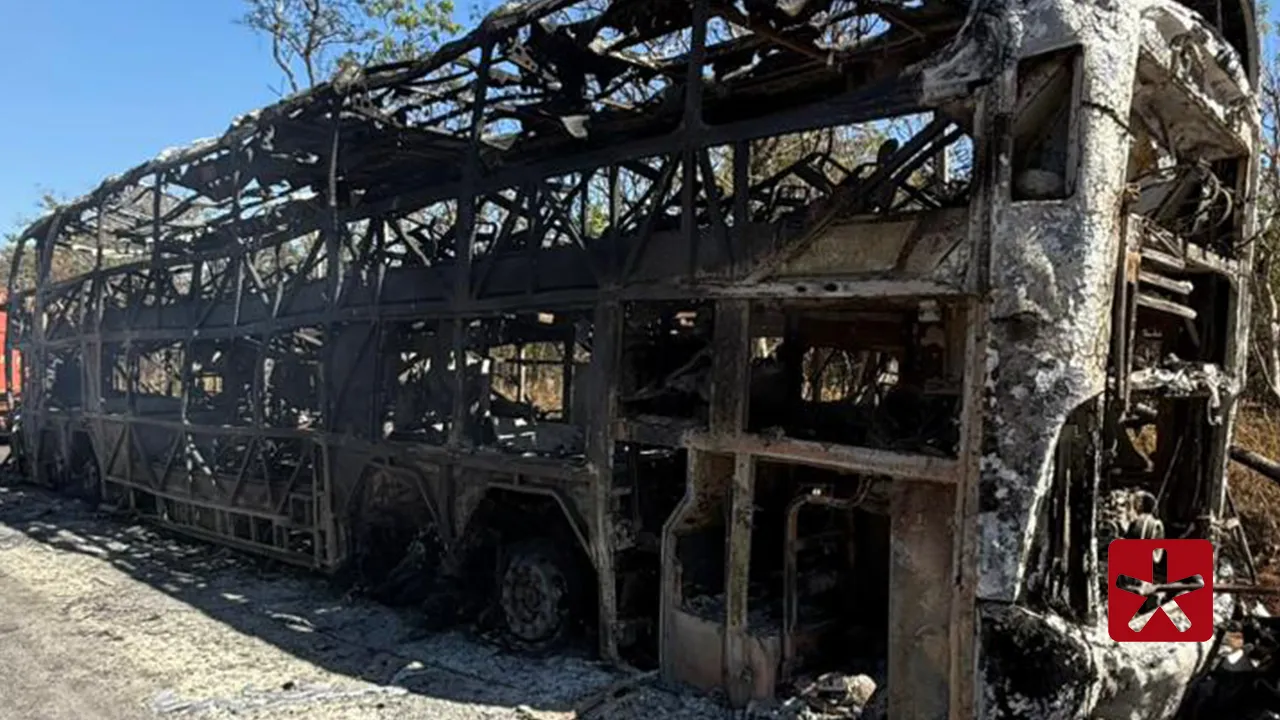 Incêndio destrói ônibus que transportava jogadores e comissão técnica do Paracatu 