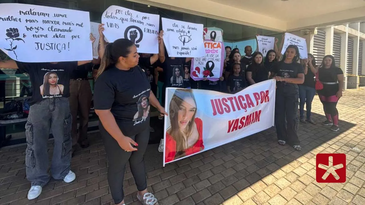 Manifestação em frente ao fórum de Patos de Minas pede justiça para caso de feminicídio