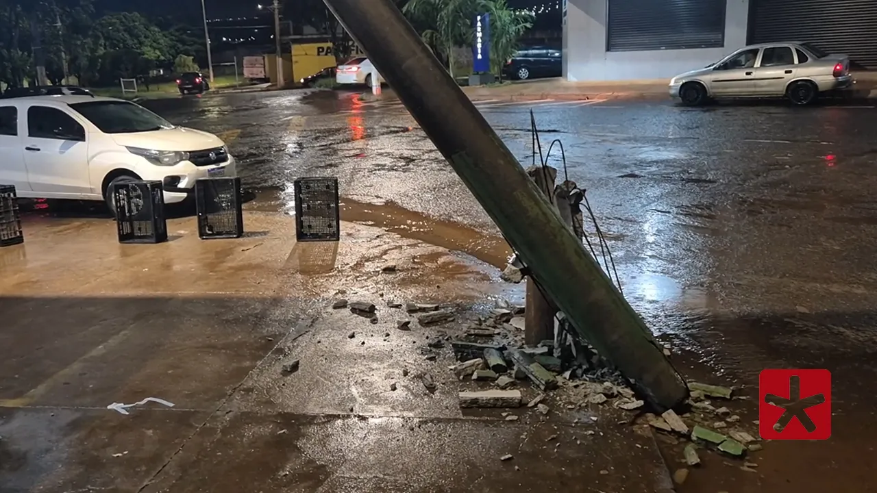 Carreta atinge e quebra poste após fazer manobra no bairro Belvedere, em Patos de Minas