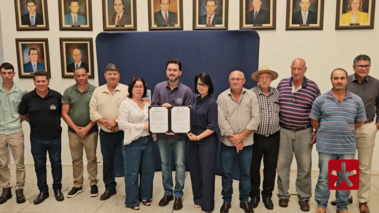 Prefeitura de Patos de Minas assina ordens para novo modelo de manutenção das estradas rurais