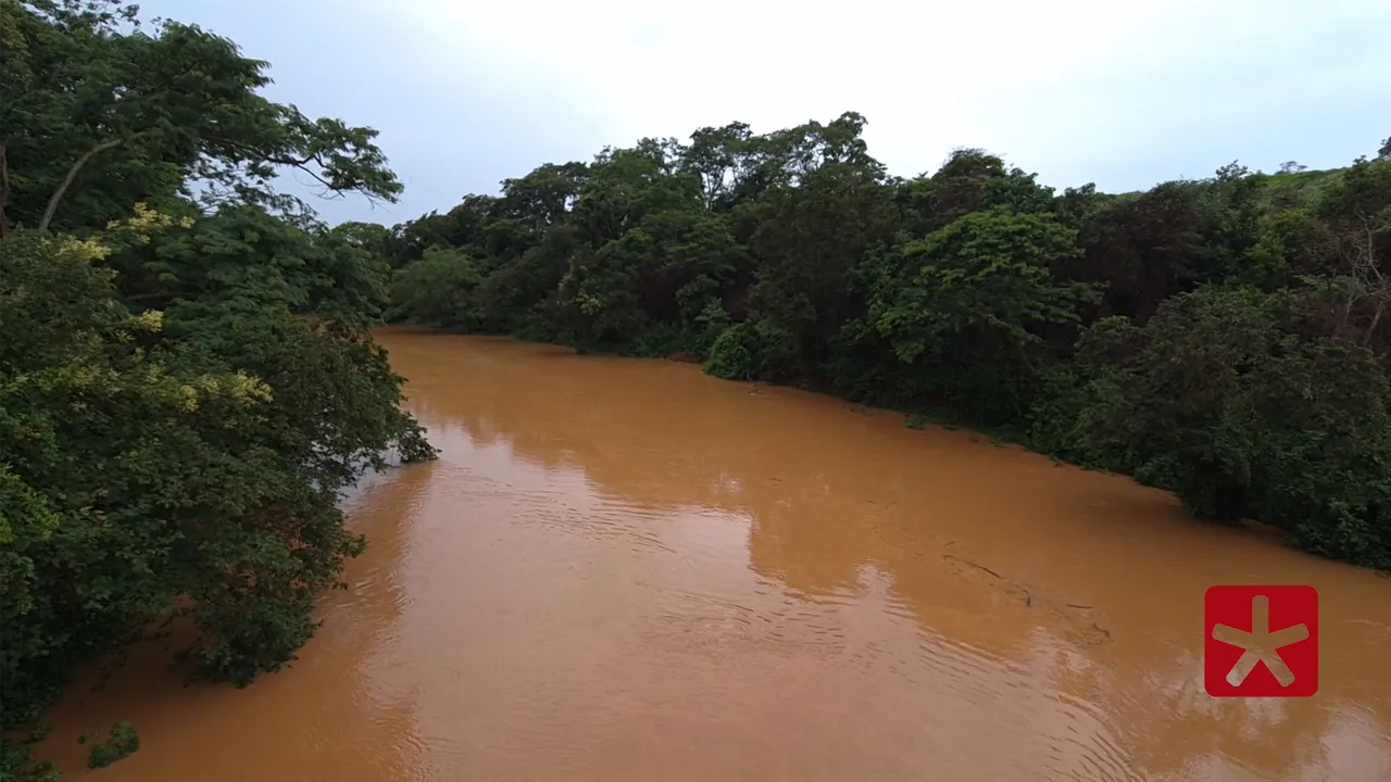 Chuvas elevam volume de água do Rio Paranaíba e acendem alerta entre moradores