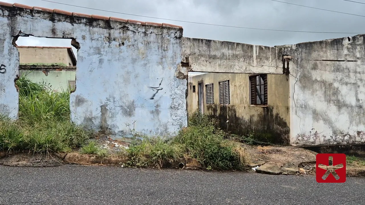 Casa abandonada em ruínas preocupa moradores no bairro Nova Floresta