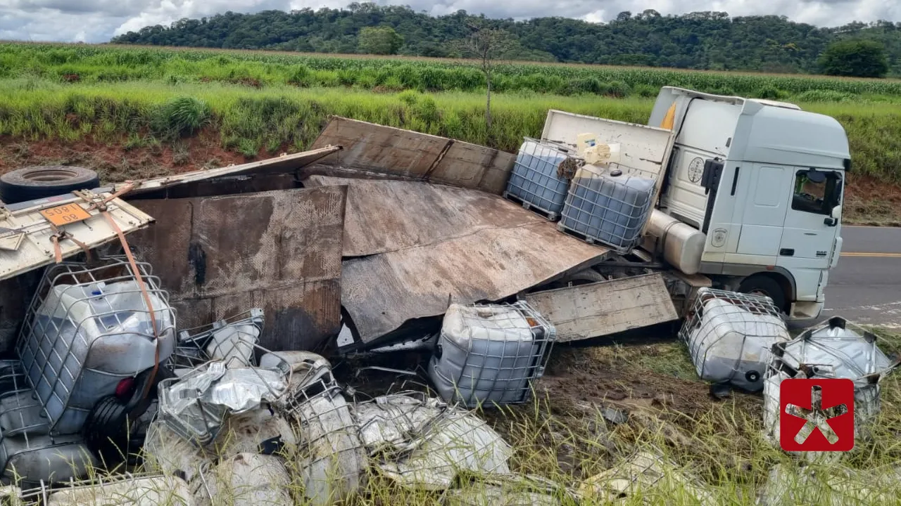 Carreta tomba após manobra para evitar colisão na BR-365