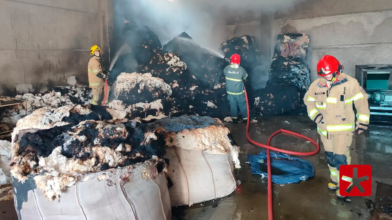 Incêndio em fábrica de estopa mobiliza bombeiros no bairro Barreiro, em Patos de Minas