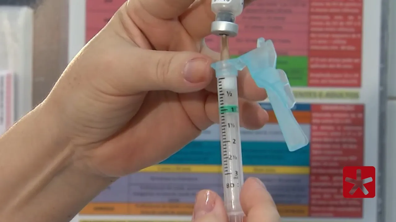 Profissionais de saúde começam a ser vacinados contra a dengue em Minas