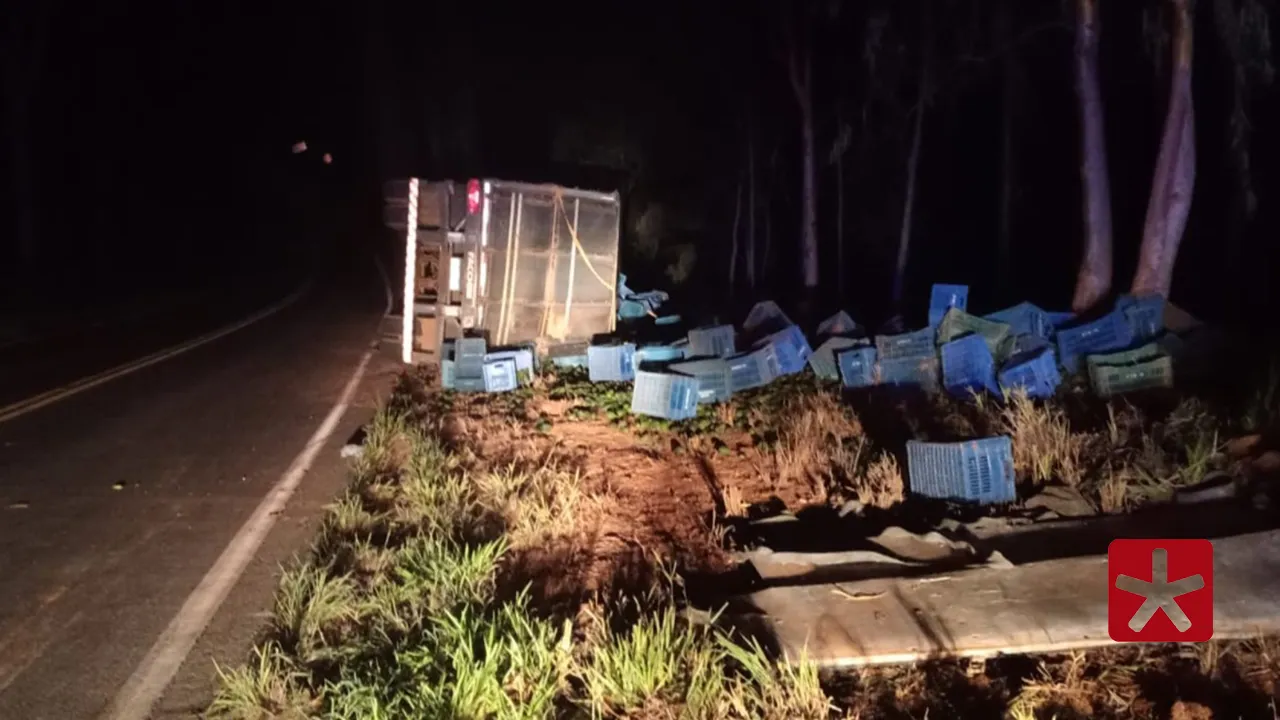 Tombamento de carreta carregada com abacates deixa três feridos na MGC-354, em Lagamar