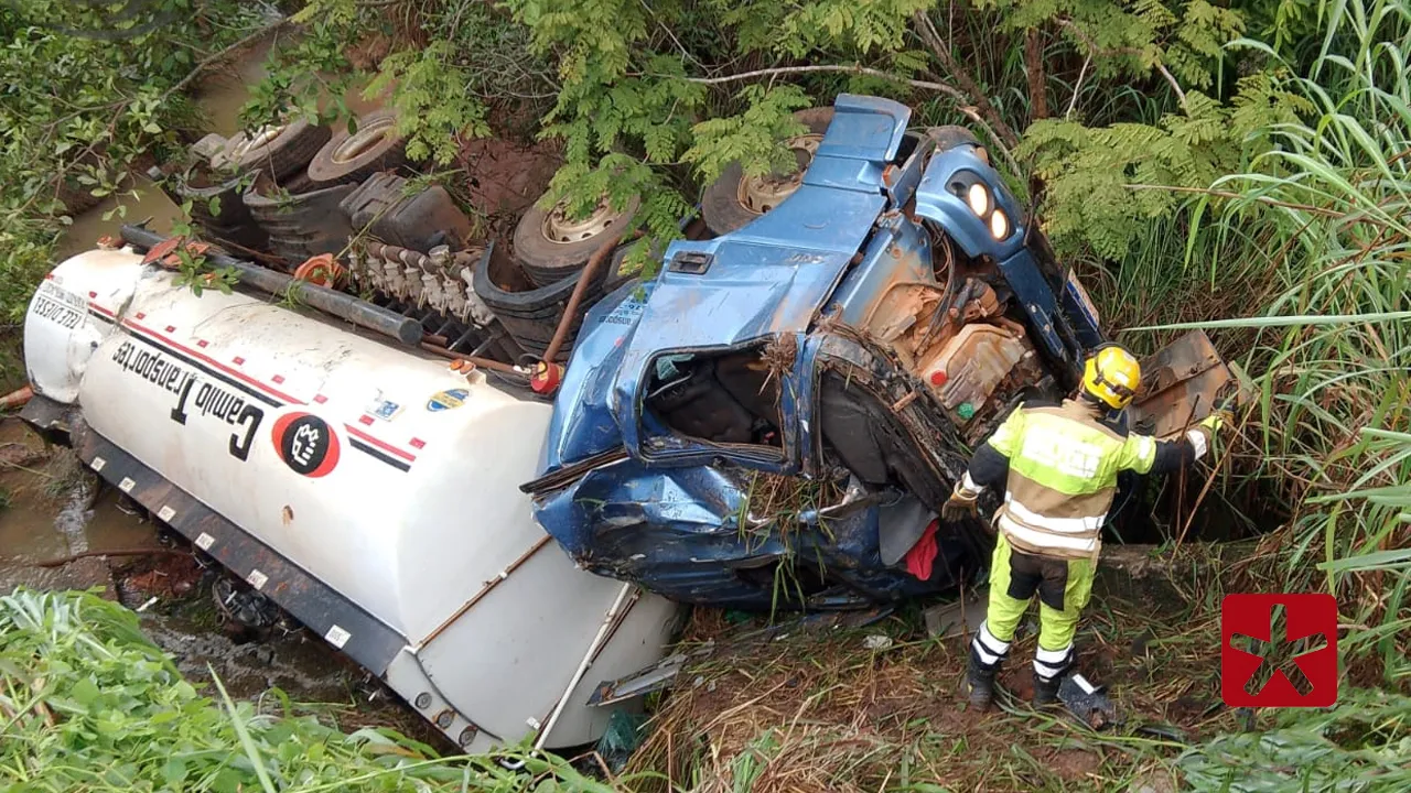 Motorista morre após caminhão com carga de combustível tombar na LMG-628