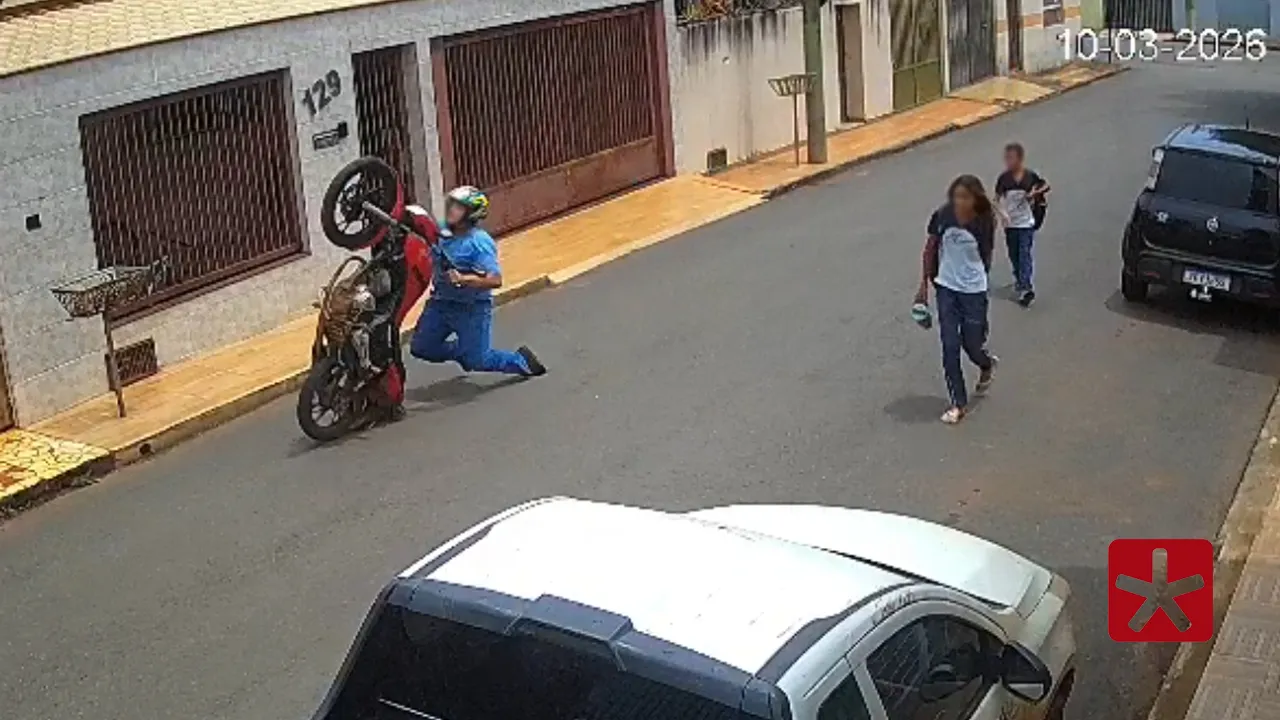 Vídeo: motociclista perde controle após empinar moto perto de crianças e cai em Lagoa Formosa