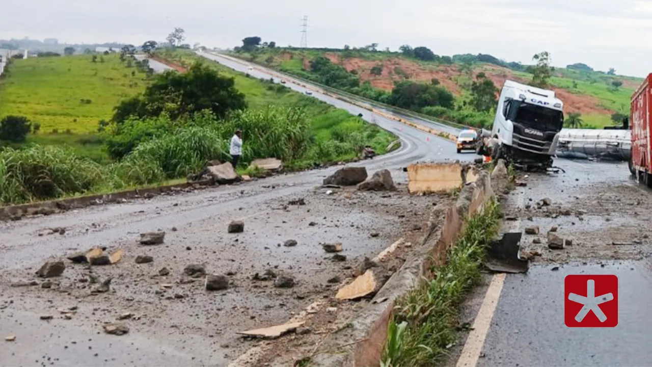 Carreta carregada de leite bate em mureta e provoca derramamento na BR-352, em Patos de Minas