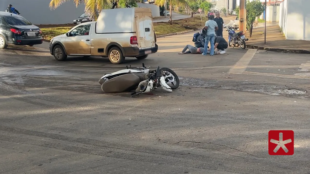 Motociclista fica ferida após colisão com carro em cruzamento de Patos de Minas
