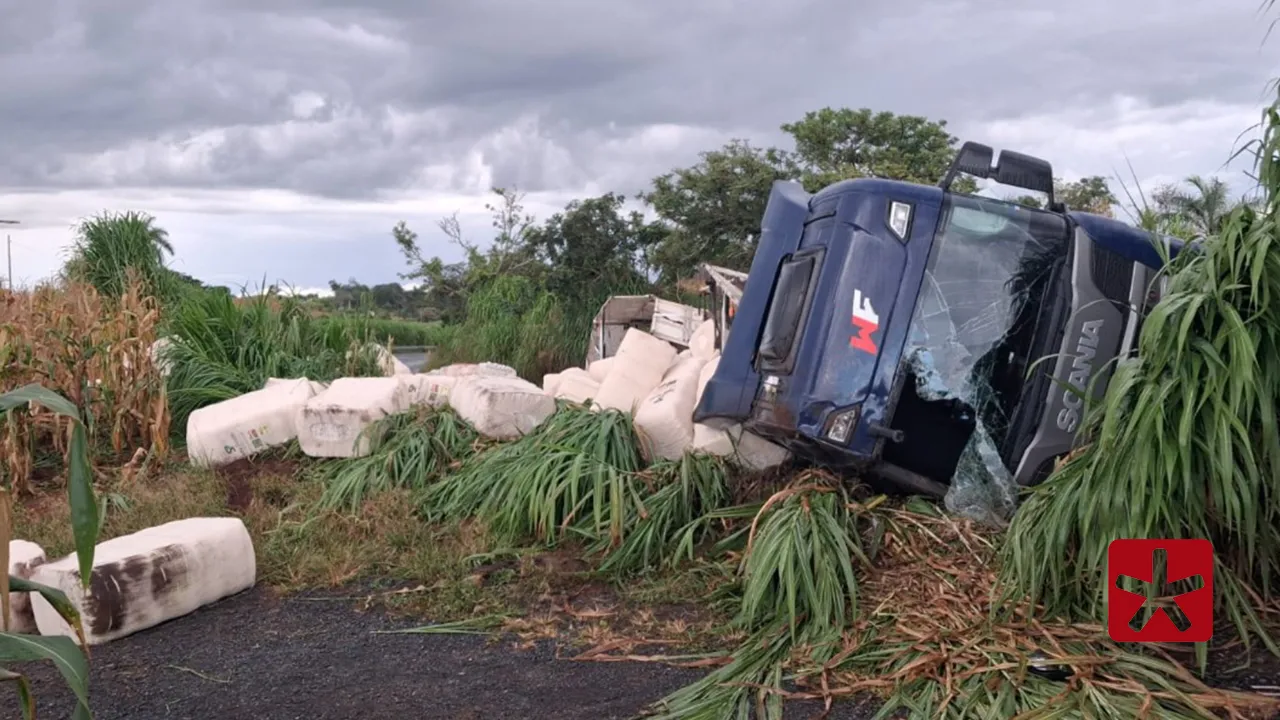 Motorista embriagado provoca tombamento de caminhão na BR-354 em Rio Paranaíba