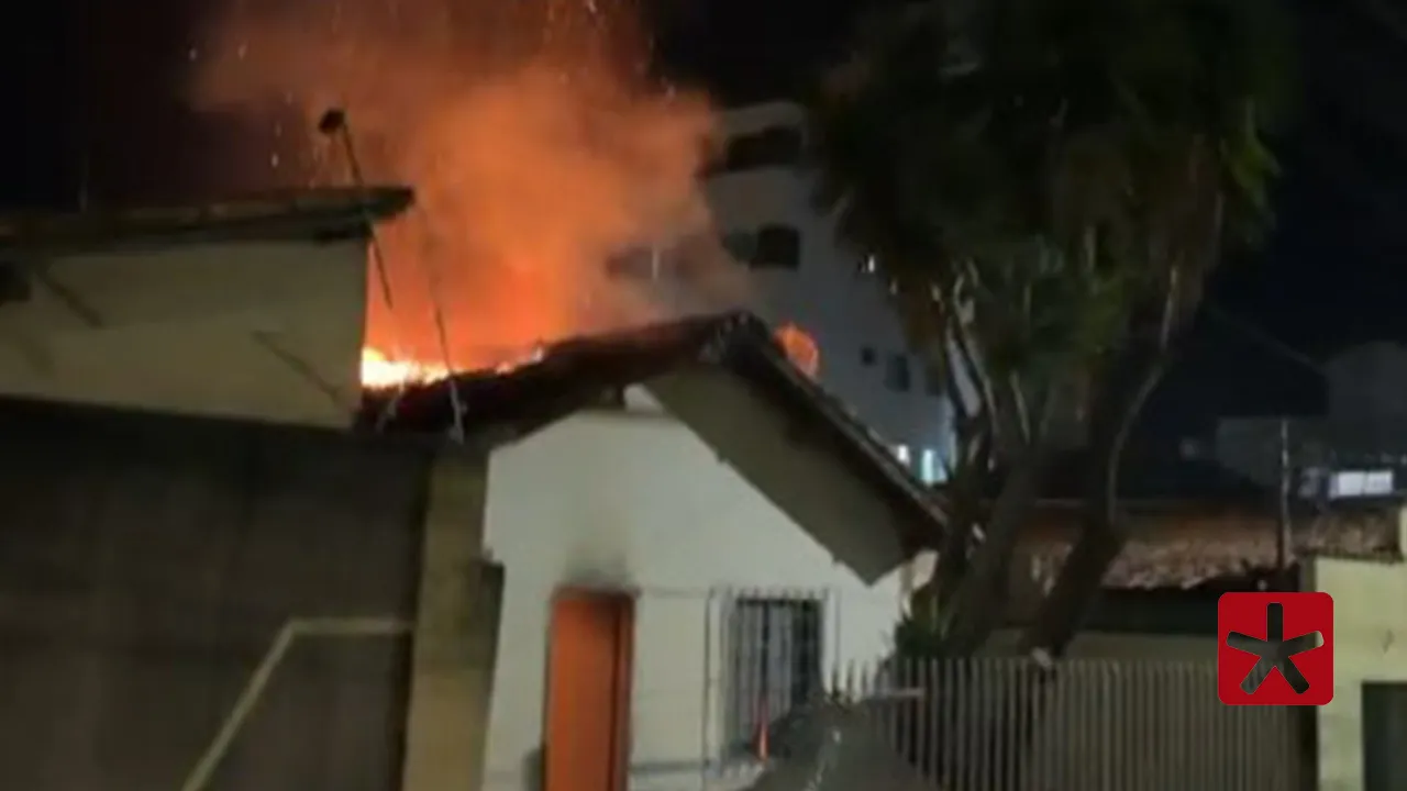 Homem é retirado de casa em chamas após surto e inalação de fumaça