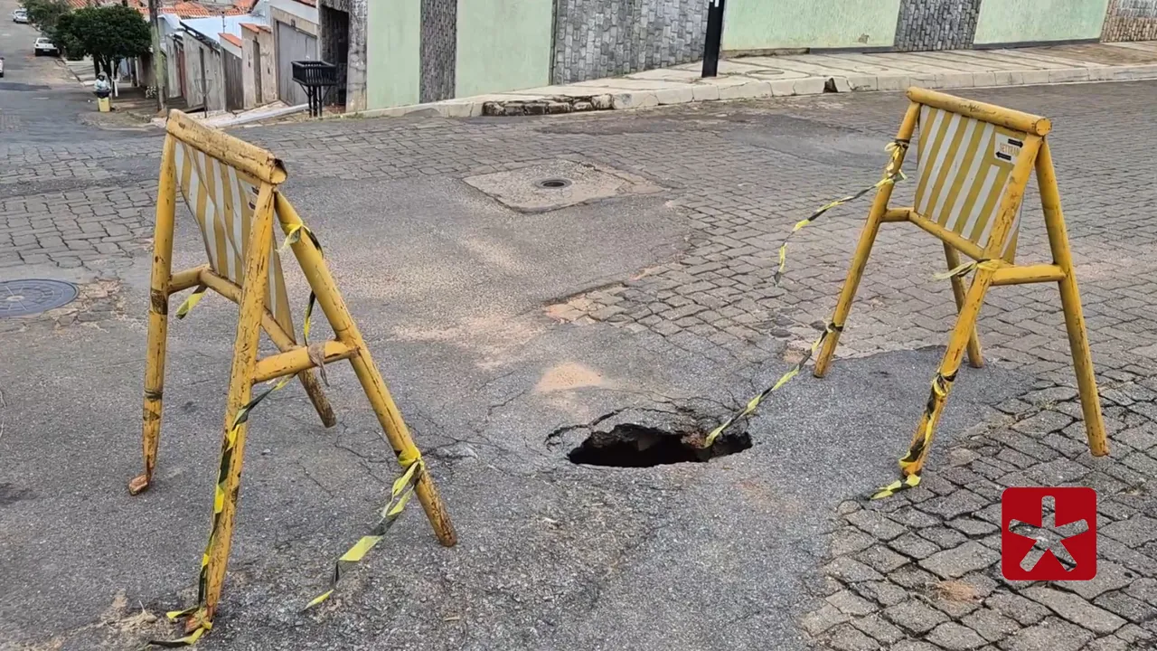 Moradores do bairro Santa Luzia, em Patos de Minas, reclamam de cratera aberta em cruzamento