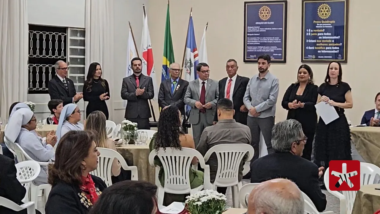 Rotary Club Guaratinga realiza posse de novos integrantes e homenageia destaques da comunidade em Patos de Minas