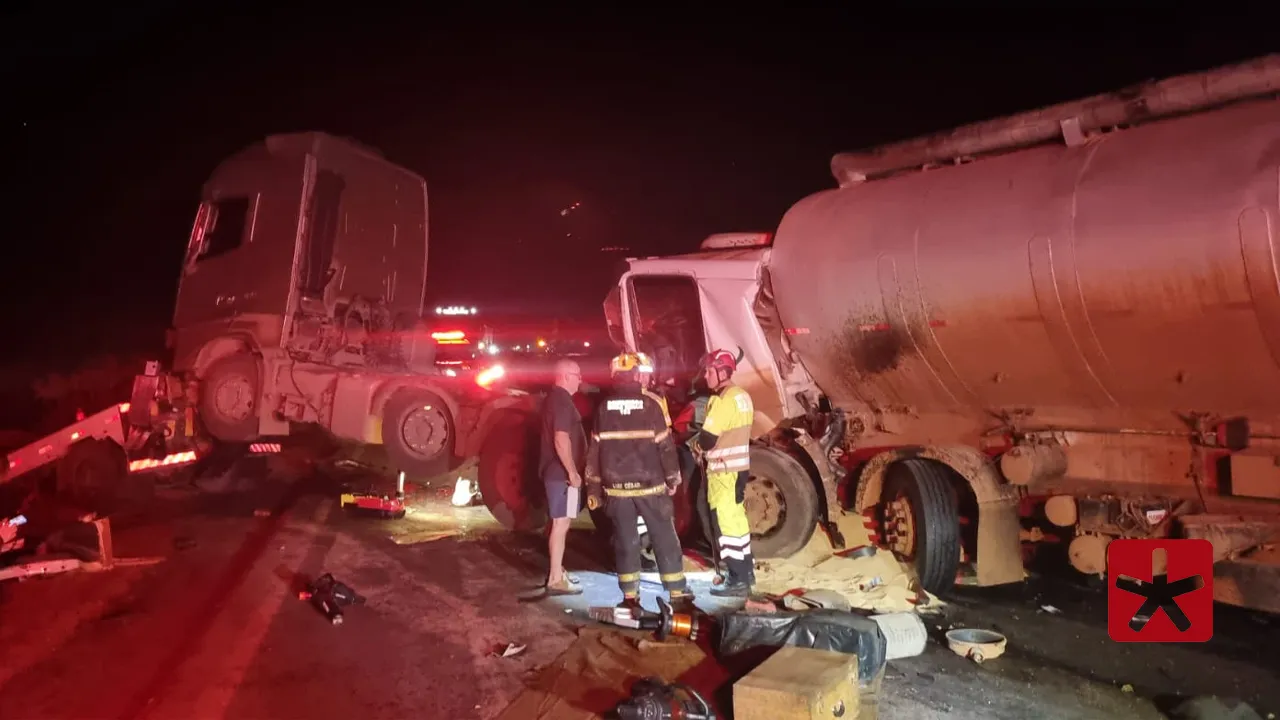 Grávida morre em acidente envolvendo quatro carretas na BR-365, em Patrocínio 