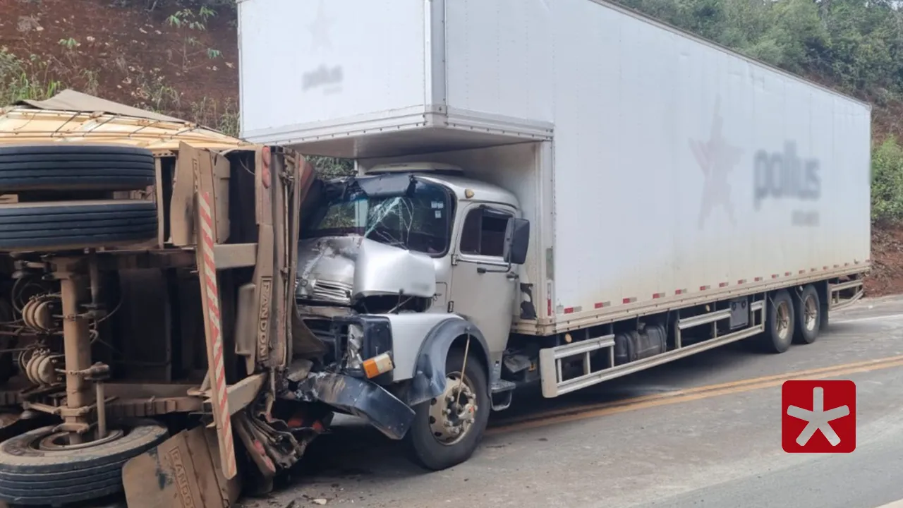 Carreta tomba e provoca acidente com caminhão na BR-365