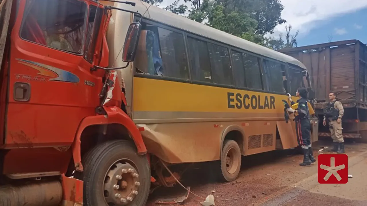Engavetamento entre caminhões e micro-ônibus escolar deixa feridos 