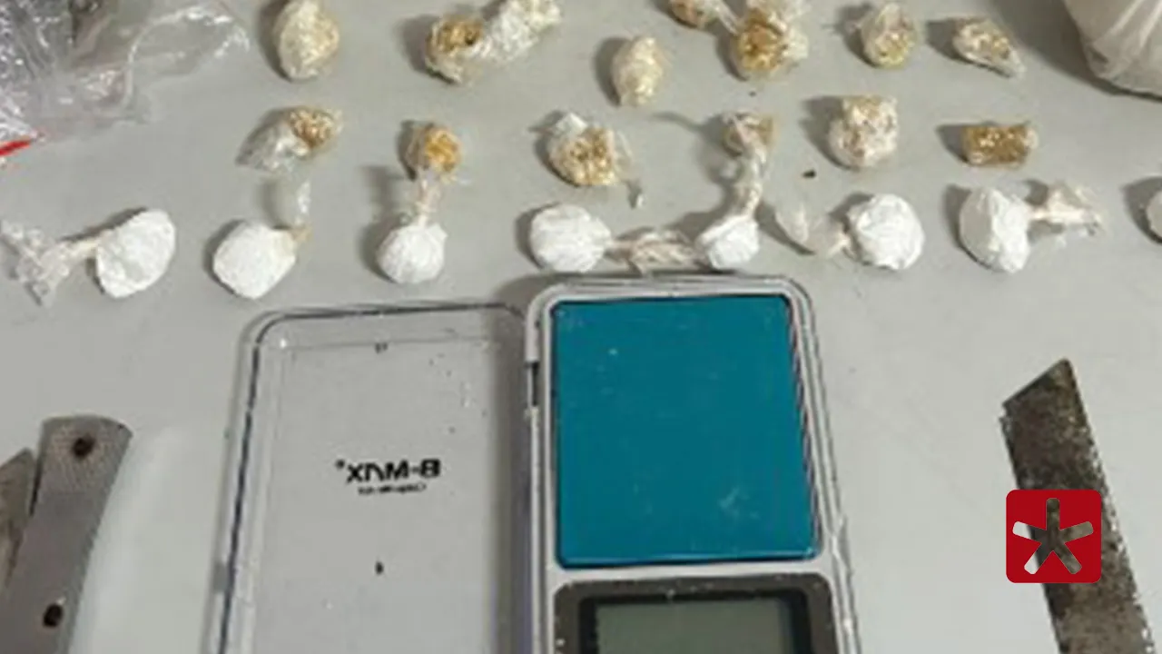 Homem é preso por tráfico de drogas e PM recupera objeto furtado