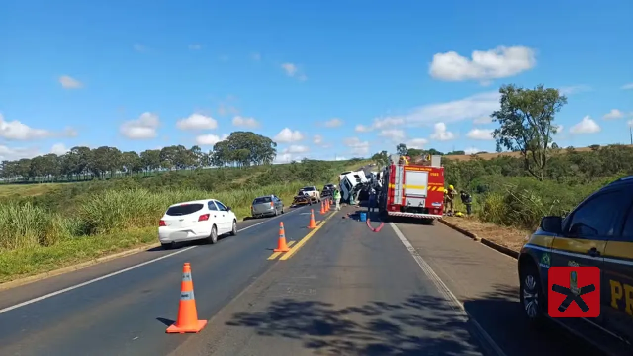 Dois acidentes entre caminhões e carretas deixam três mortos na BR-365, no Triângulo Mineiro