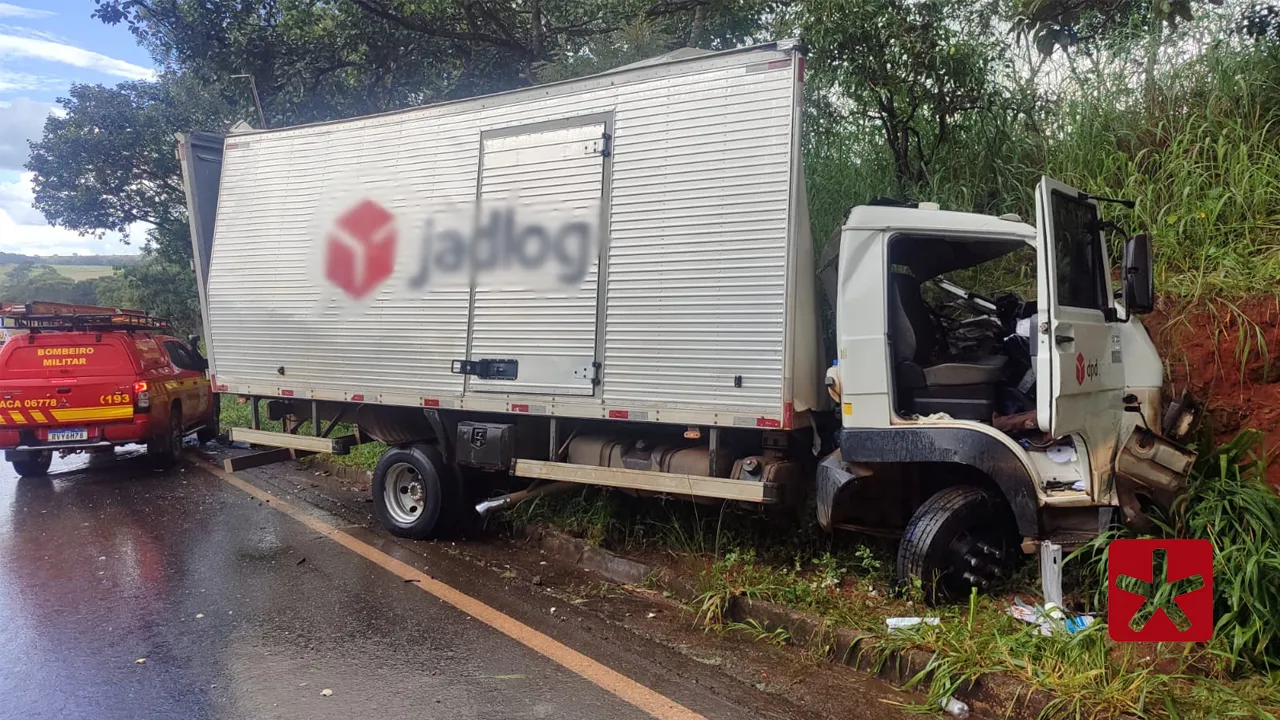 Acidente entre caminhões deixa três feridos e um morto na MGC-410, em Presidente Olegário 
