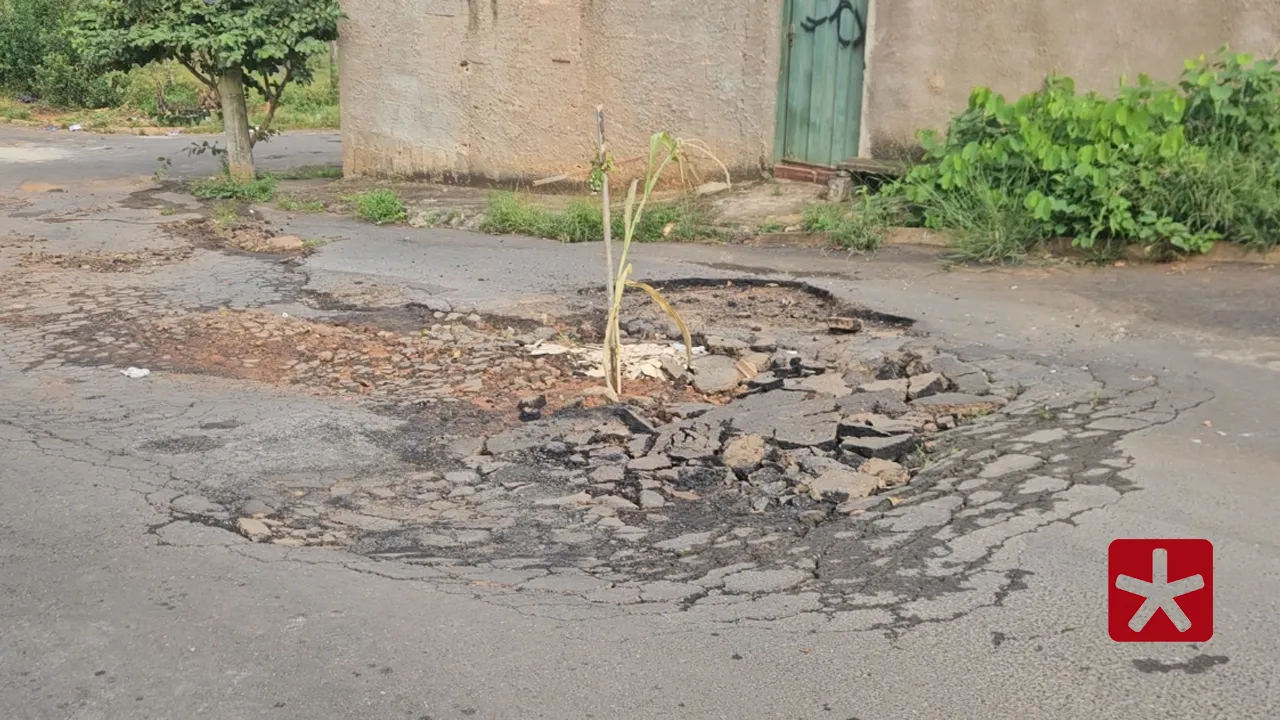 Moradores denunciam buracos, escuridão e falta de ponto de ônibus no bairro Coração Eucarístico
