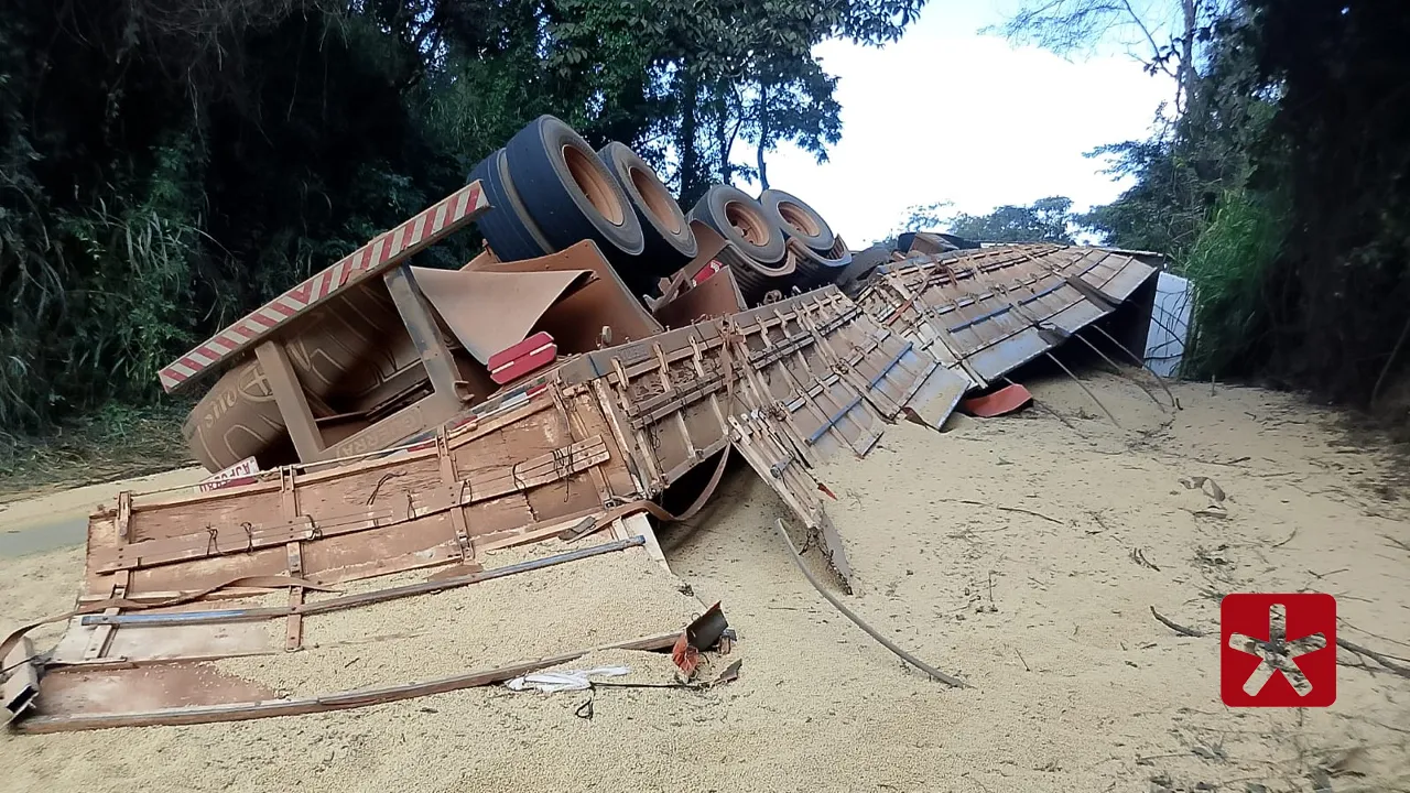 Caminhão carregado de soja tomba ao frear para evitar colisão na MG-188, em Coromandel